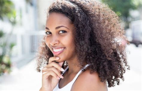 Mujer Latina Joven Con El Pelo Rizado En Ciudad Imagen De Archivo Imagen De Africano Hermoso