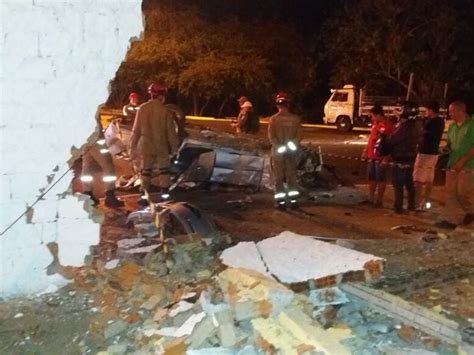 G1 Jovem de 21 anos morre após bater carro em muro na Avenida