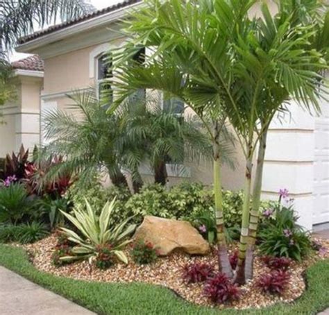 Decoración de jardines con palmera y piedras Jardin con palmeras