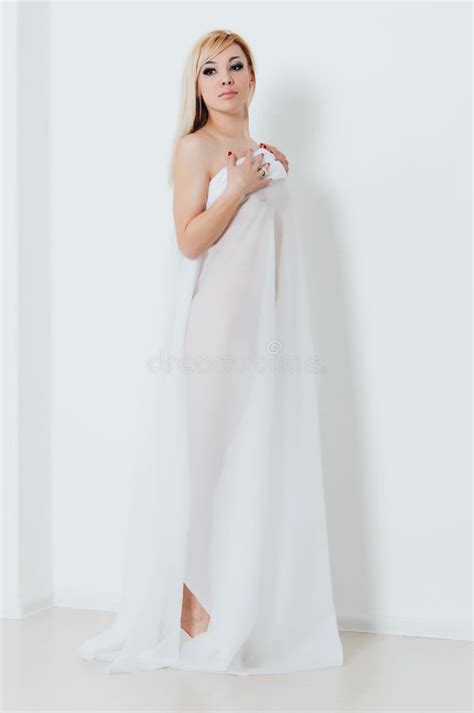 Blonde De Torse Nu Couverte De Tissu Blanc Image stock Image du bouclé revêtement 92145893