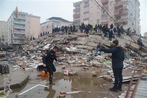 Terremoto devastador de magnitud 7 8 mata a más de 1 500 personas en