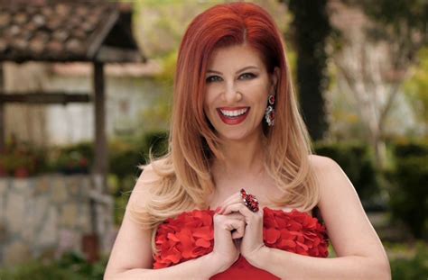 Нелина с песен-благодарност към феновете