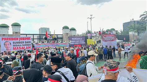 Momen Demo Depan DPR Tolak Hasil Pemilu 2024 Massa Bakar Ban Dan Tutup