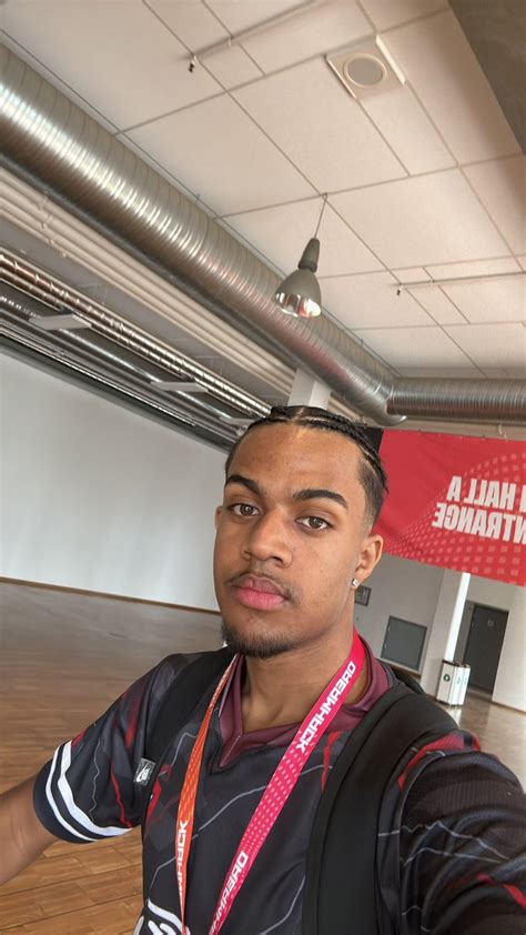 Tt Jalen On Twitter Irl Dreamhack Https Twitch Tv Jalen