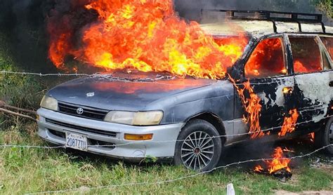 Delincuentes atracan a un taxista y le prenden fuego al vehículo El Deber