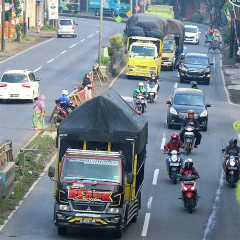 Kendaraan Melintasi Jalur Pantura Semakin Ramai Menjelang Idul Fitri