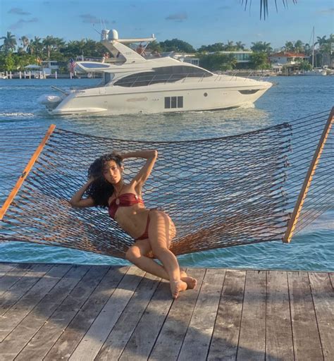 4 Hot Sexy Elise Fernandez Bikini Pics