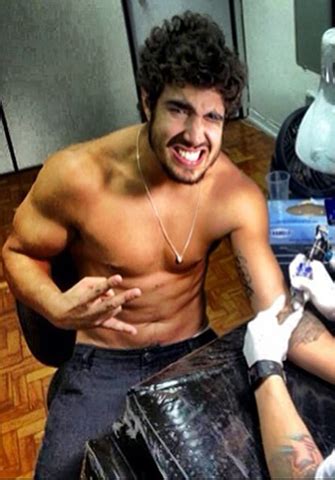 Caio Castro Faz Nova Tatuagem E Exibe O Corpo Sarado