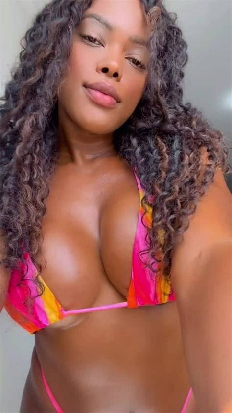 Sexy Amateur zeigt ihre großen Brüste in einer heißen Zusammenstellung in Bikinis CoedCherry