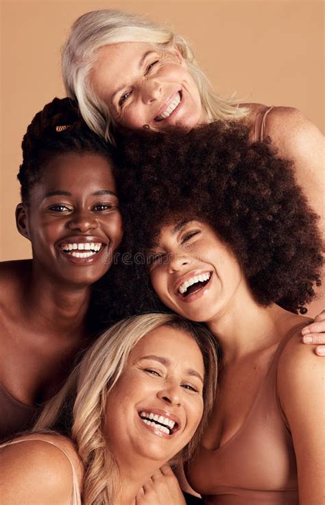 Diversidad Belleza Y Natural Con Mujeres Amigas En Estudio En Un Fondo