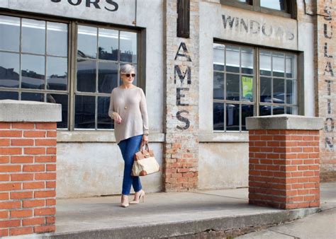 Summer Basics Tunic Blue Jeans Nude Pumps And Canvas Tote Style At A Certain Age