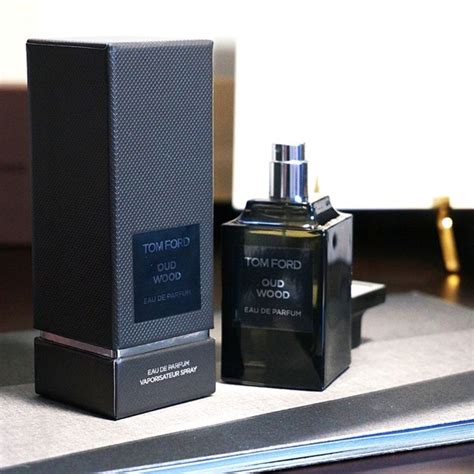 Восточно-древесный мужской парфюм Oud Wood от Tom Ford отражает ...