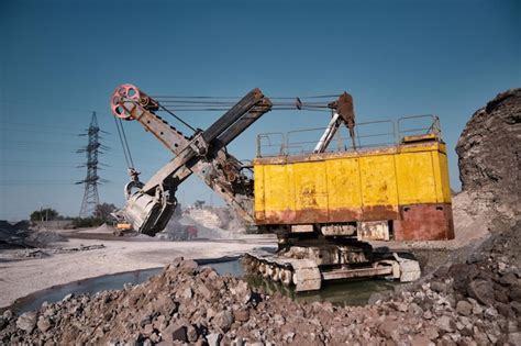 Excavadora De Cangilones De Cantera Trabaja En Un Vertedero De Escoria