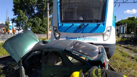 Tren Roca Formaci N Choc A Un Auto Que Pas Con Las Barreras Bajas En