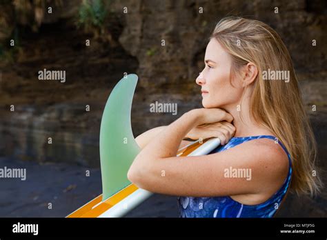 Sportliche M Dchen Im Bikini Mit Surfbrett Stand Von Schwarzen Felsen Am Strand Surfer Frau