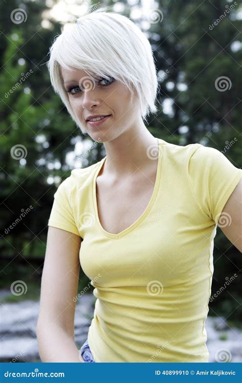 Berzeugte Schlanke Junge Blonde Frau Stockfoto Bild Von M Dchen Beobachtend