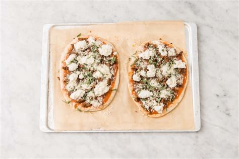 Pizza Sur Naan Aux Merguez De Bœuf Et à La Ricotta Recette Hellofresh