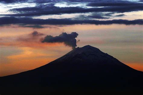 Autoridades mexicanas elevan alerta por explosiones del volcán