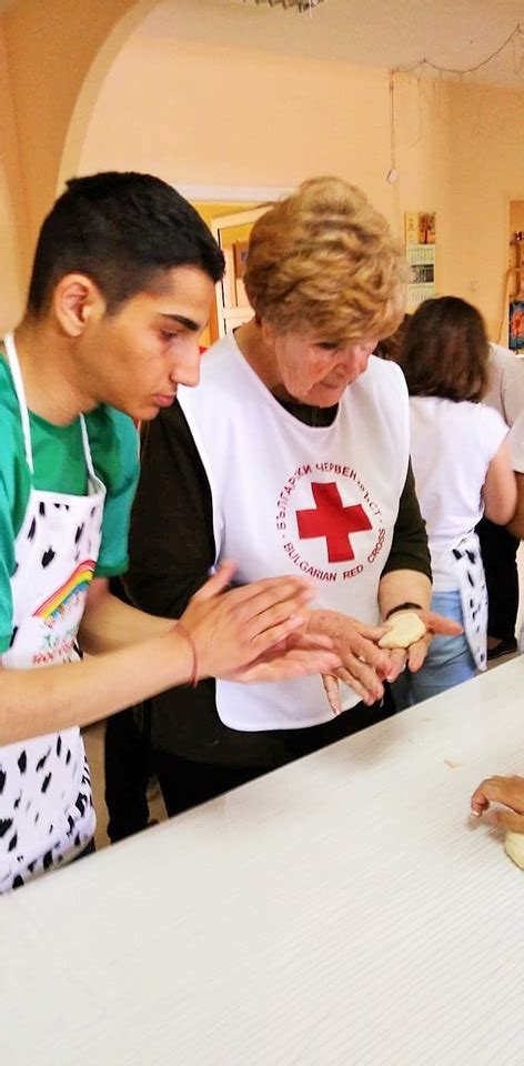 Три поколения замесиха приятелство заедно | Български Червен Кръст Пловдив