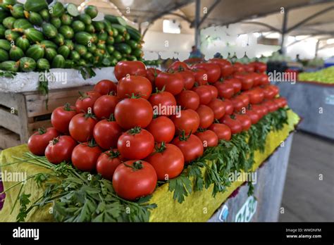 Fruits for sale in the interior of Chorsu Bazaar in Tashkent ...