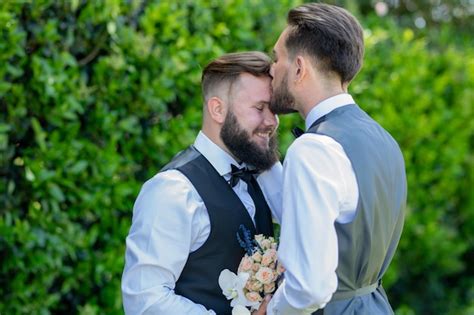 Portrait D Un Couple Gay Sensuel Amoureux Le Jour Du Mariage Hommes Romantiques Mariage