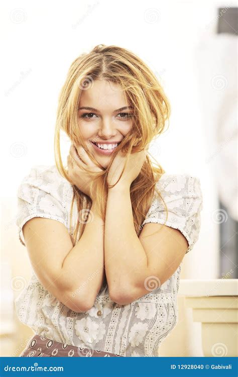 Blonde Mannequin Het Glimlachen Ochtend Stock Foto Image Of Toevallig Manier 12928040