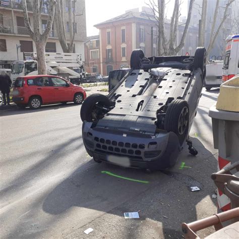 Incidente All Incrocio Di Spalto Marengo Un Auto Ribaltata