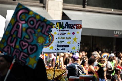 Vistosas Personas Y Decoraciones En El Desfile Del Orgullo Gay Y Trans De En Seattle