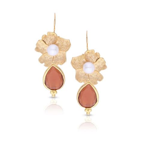 Diferentes Aretes De Perlas Hechos A Mano Con Joya Aislados En Blanco