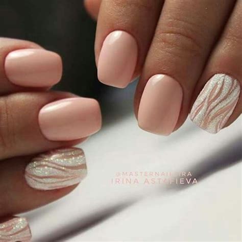 Nude beże i pudrowe róże delikatny manicure na każdą okazję