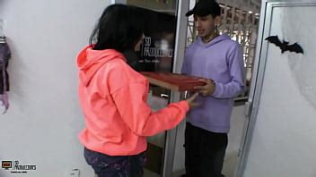 Pizza a domicilio termina en una buena follada con latina cachonda Porno en español XNXX