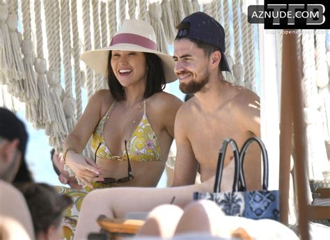 Catherine Harding Sexy Seen Showcasing Her Hot Bikini Body At The Beach With Jorginho In Greece