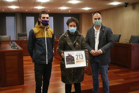 Óscar Cabedo Entrega A Onda El Dorsal Con El Que Participó En La Vuelta