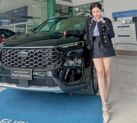 Hot girl Đà Lạt khoe nhan sắc vạn người mê bên xe Ford Tạp chí Doanh