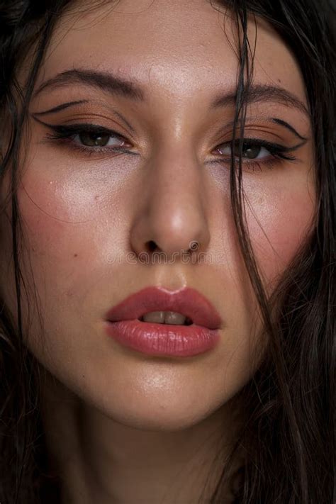 Het Gezicht Van Een Mooi Jong Meisje Met Nat Zwart Haar Close Up Oosterse Verschijning Nude Make