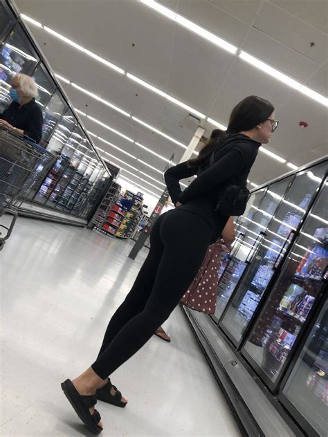 Slim Brunette Milf Day Spandex Leggings Yoga Pants Forum