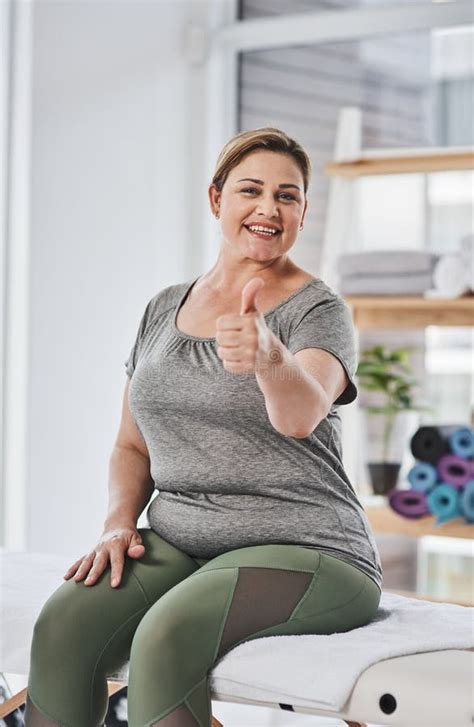 Fisioterapia De Sonrisa Y Retrato De Mujer Con Pulgares Hacia Arriba