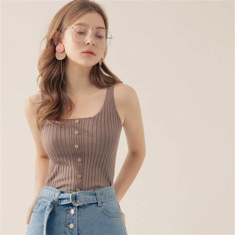 Xinh đẹp và gợi cảm hot girl vẫn nhận gạch đá bởi màn vạch áo khoe ngực phô phang