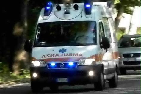 Incidente Mortale A Roma Mercedes Si Schianta Contro Un Muro Morto Il