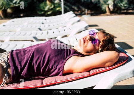 Frau Im Bikini Am Strand Sonnen Stockfotografie Alamy