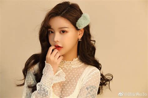 Hot girl chia sẻ ảnh chụp gia đình hạnh phúc cùng chồng con dung mạo của đứa trẻ khiến dân mạng