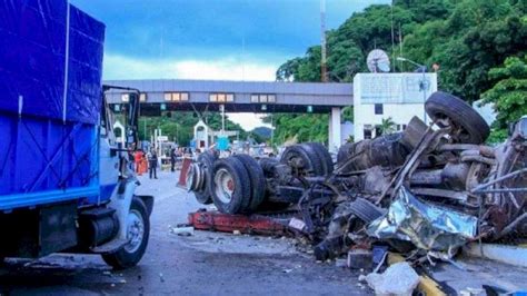 Embiste Tr Iler Sin Frenos A Veh Culos En Caseta De Cobro Un Muerto