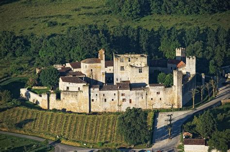 C est le plus petit village fortifié de France il se trouve en Occitanie