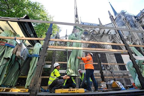 Insolite Les Statues De Notre Dame De Paris Senvolent Pour être Restaurées