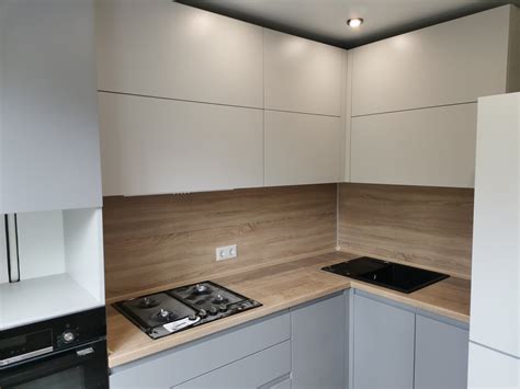 Угловая бело-серая кухня с пеналом и фартуком Egger Дуб Небраска