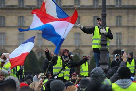 Coletes amarelos se manifestam pelo décimo sábado consecutivo na França