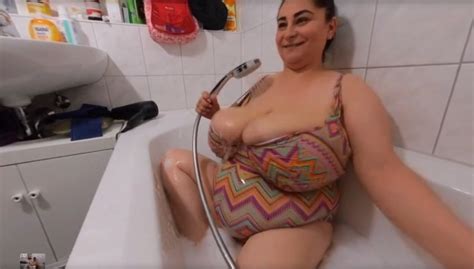 A Cozy Evening In The Bathtub With Alice VR Porn Video VRPorn