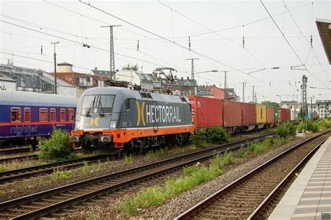 242 532 Hectorrail mit Containerzug in Köln West Juni 2022