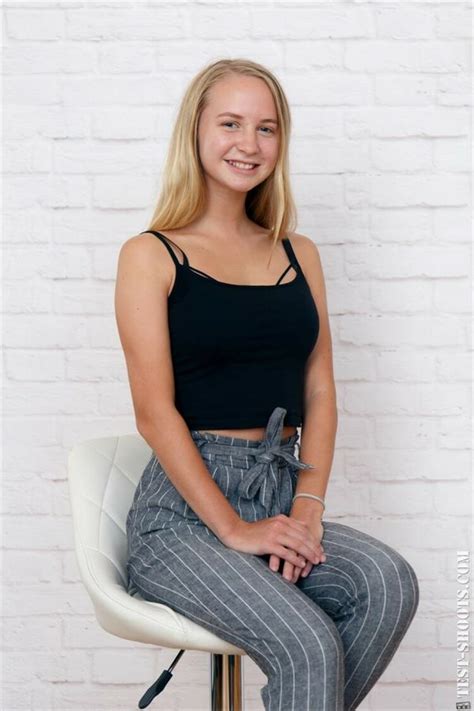 Layza Yo Teenager First Time Poses Nude In Casting