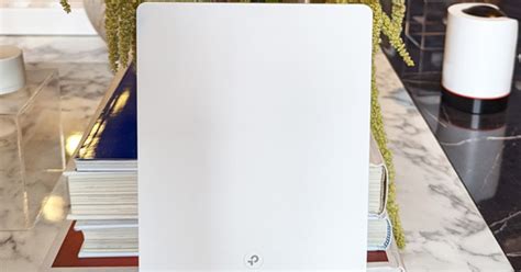 Ultraflacher TP-Link WiFi-6-Router Archer Air R5 angefasst